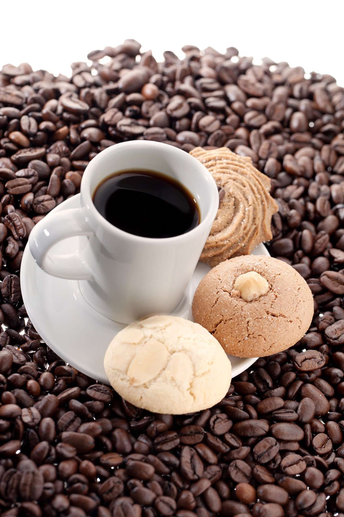 Fresh coffee and roasted coffee beans on white background ...